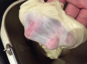 然后撕碎，加入主面团材料揉到完全阶段。放面包机醒发10分钟。