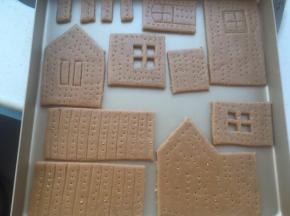 放入烤盘（屋顶只有一张样板图，但要割同样两块）