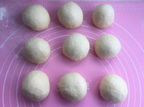 醒发后排气，分成均匀9个面团。松弛10分钟