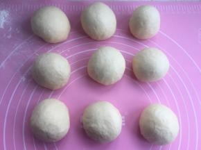 醒发后排气，分成均匀9个面团。松弛10分钟