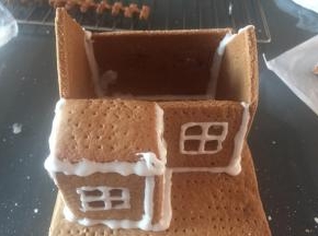 然后开始在底座上建房。里外都用糖霜裱上，会很牢靠