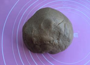 把主材的所有食材揉合成团。盖保鲜膜静置30分钟