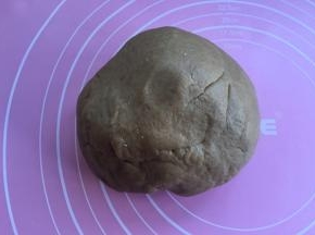 把主材的所有食材揉合成团。盖保鲜膜静置30分钟