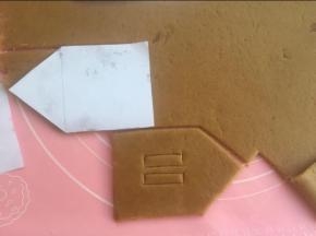 然后剪下图纸中的每一块。面团擀开，厚0.3-0.4厘米。依图纸分割