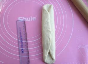 擀成椭圆形，再如图折入