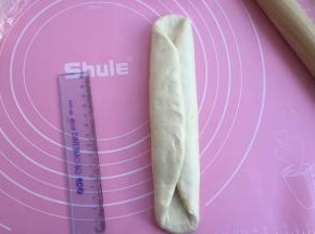 擀成椭圆形，再如图折入