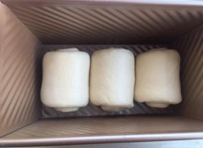 卷起放入吐司盒。烤箱35度发酵（烤箱里放碗热水）