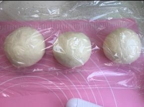 拿出排气，分成均匀3个面团，滚圆松弛10分钟