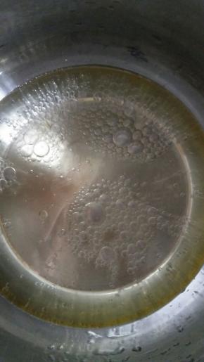 水煮开将黄油烫化，煮至沸腾。