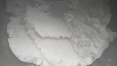 将低粉倒入溶液中，快速翻拌。离火