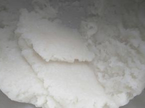 将低粉倒入溶液中，快速翻拌。离火