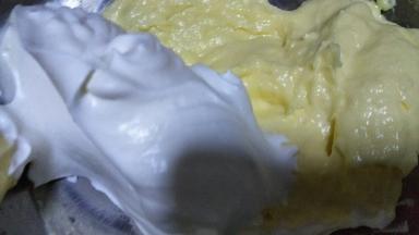 卡仕达酱加淡奶油混合放冷藏一会儿，就可以直接挤到泡芙里了。