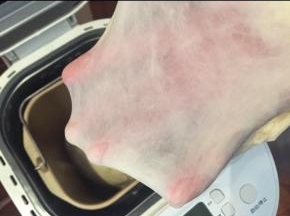 发酵好后，撕碎，和辅料中除了涂抹蛋黄液以外的所有材料揉匀出膜。到完全阶段，然后在面包机里发10分钟