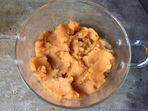 在碗里勺入红薯泥