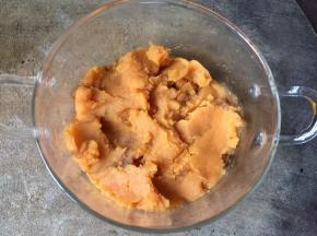 在碗里勺入红薯泥