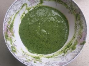 菠菜糊和玉米油搅匀，先加入低粉拌匀，再加入4个蛋黄拌匀
