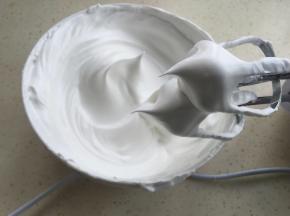 蛋清分次加入细砂糖，打发到硬性发泡