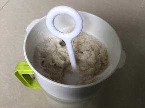 用搅拌棒压去渣取汁