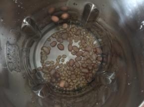 放入豆浆机加入适量开水
