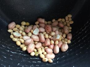黄豆和花生洗净