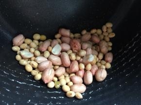 黄豆和花生洗净