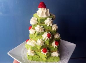 用菊花嘴挤在蛋糕树上，放草莓尖装饰