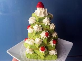 用菊花嘴挤在蛋糕树上，放草莓尖装饰