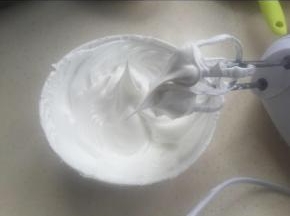 糖粉和低粉拌匀放一边。蛋清分次加入细砂糖和蛋白粉，打发到硬性发泡。