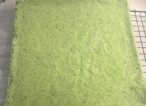 烤箱预热上下火180度，烤20分钟出炉倒扣，撕下油烧