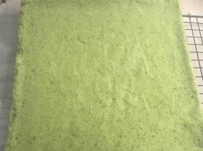 烤箱预热上下火180度，烤20分钟出炉倒扣，撕下油烧