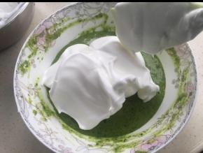 蛋白分两次放入蛋黄糊里翻拌均匀