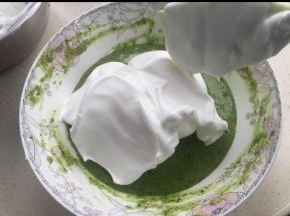 蛋白分两次放入蛋黄糊里翻拌均匀