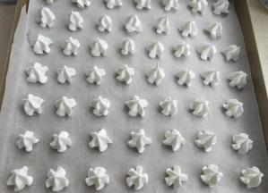 一颗颗挤在油纸上。挤出拉起，要快速