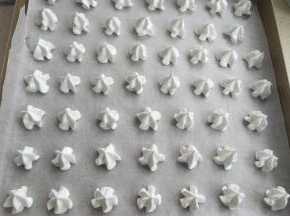 一颗颗挤在油纸上。挤出拉起，要快速