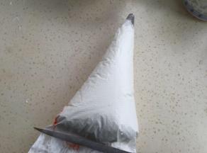 裱花袋装好花嘴，放入蛋白（可以用筷子沾点色粉，往裱花袋边上插进去）