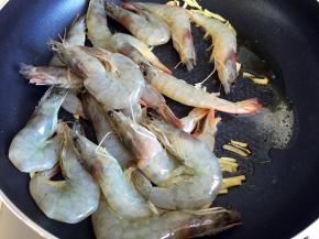 放入大虾翻炒片刻