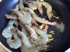 放入大虾翻炒片刻