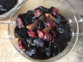 撒入泡洗干净的葡萄干、黑加仑干和蔓越莓干