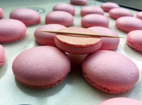 皮不粘手后，立马放入预热好的烤箱中层，145度烤16分钟。出炉