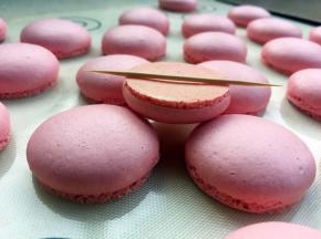 皮不粘手后，立马放入预热好的烤箱中层，145度烤16分钟。出炉