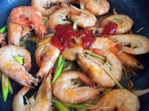 炒匀后放入番茄沙司