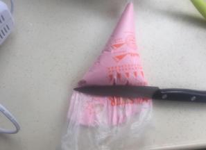 装入裱花袋，用刀背赶过去，这样不会消泡