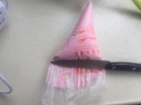 装入裱花袋，用刀背赶过去，这样不会消泡