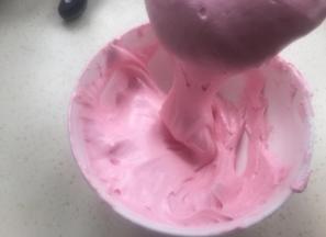 然后打发好的蛋白分三次放入面粉里翻拌至如绸缎缓缓留下。（如图）