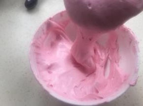 然后打发好的蛋白分三次放入面粉里翻拌至如绸缎缓缓留下。（如图）