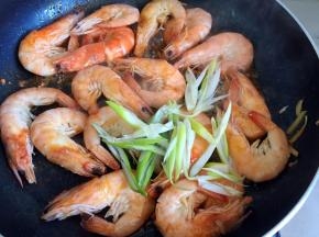 大虾变红后放入葱丝