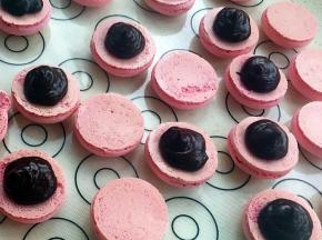 牛奶和巧克力调匀，挤在上面，然后两个夹起来