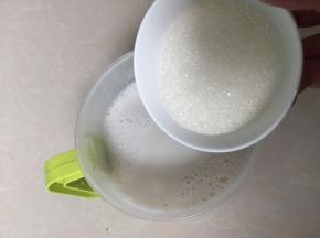 然后加入白砂糖搅拌均匀，冷却后放入冰箱冷藏备用