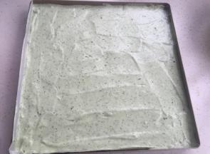 烤盘里铺好油纸，倒入蛋糕糊抹平
