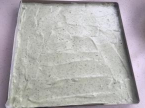 烤盘里铺好油纸，倒入蛋糕糊抹平